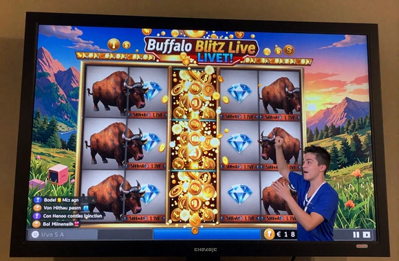 Buffalo Blitz Live Community Slots Spiel mit gro&szlig;em Bildschirm und Moderator im Total Casino